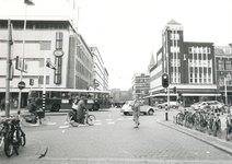 861244 Gezicht op de kruising van de Lange Viestraat/Vredenburg met de St. Jacobsstraat (achtergrond) in Wijk C te ...